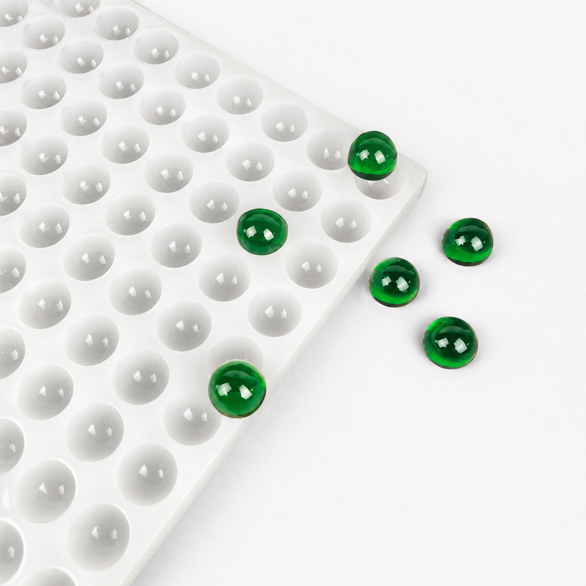 1,5-ml-Silikonform für Gummibärchen mit 296 Kavitäten und smaragdgrünen Gummiproben