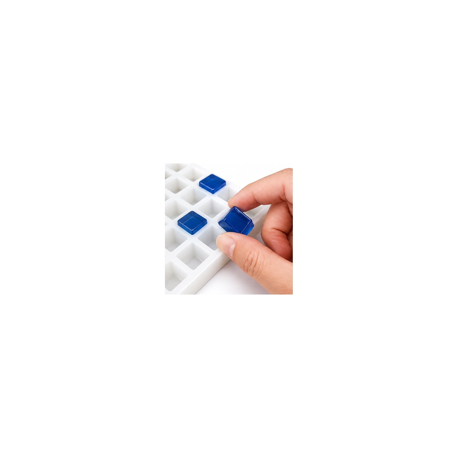 Hand beim Entformen eines fertigen Fruchtgummis aus einer flexiblen gewerblichen Silikonform