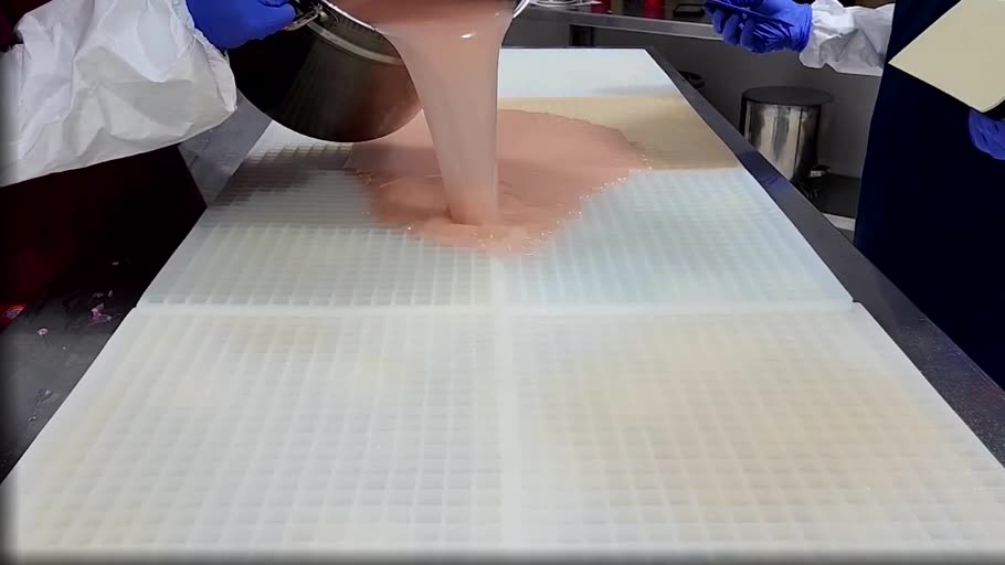 Fruchtgummimasse wird während der Produktion über eine gewerbliche Silikonform gegossen
