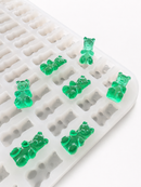 1.5-mL-Gummibärchenform - 296 Kavitäten - Schräg-Nahaufnahme, mit smaragdgrünen Gummis, durchscheinend