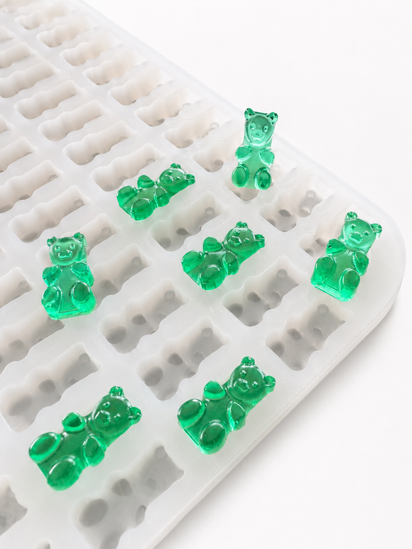 1.5-mL-Gummibärchenform - 296 Kavitäten - Schräg-Nahaufnahme, mit smaragdgrünen Gummis, durchscheinend