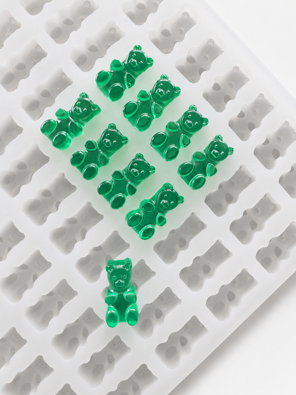 1.5-mL-Gummibärchenform - 296 Kavitäten - Nahaufnahme, mit smaragdgrünen Gummis