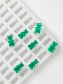 1.5-mL-Gummibärchenform - 296 Kavitäten - Produktansicht, mit smaragdgrünen Gummis