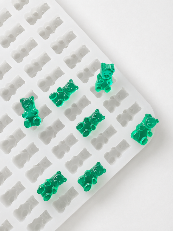 1.5-mL-Gummibärchenform - 296 Kavitäten - Produktansicht, mit smaragdgrünen Gummis