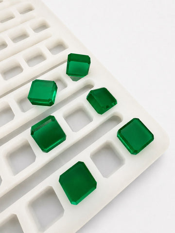 2.3-mL-Würfel-Gummiform für Universal-Depositoren, 136 Kavitäten — Nahaufnahme; glatte smaragdgrüne Würfel-Gummies; weißer Hintergrund