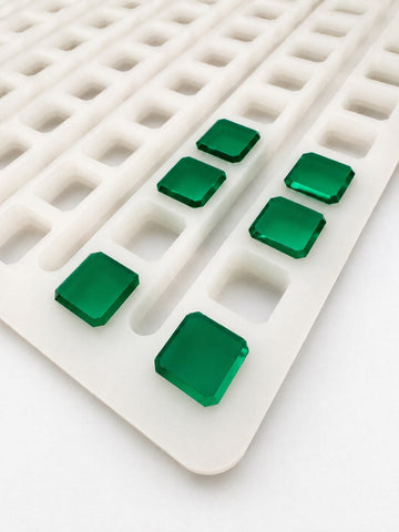 2.3-mL-Würfel-Gummiform für Universal-Depositor, 136 Kavitäten — Schrägansicht mit smaragdgrünen Gummies