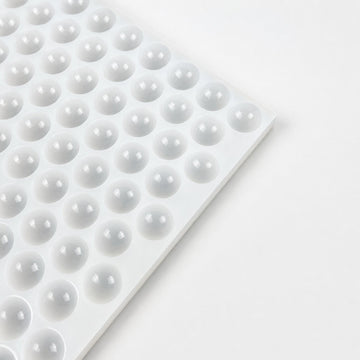 Nahaufnahme der 2.6-mL-Halbkugel-Kavitäten in einer kommerziellen Silikon-Gummiform