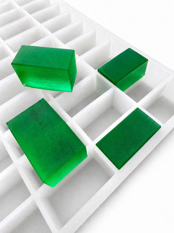 20-mL-Rechteck-Gummiform - 119 Kavitäten - Produktansicht, auf weißem Hintergrund, mit smaragdgrünen Gummis