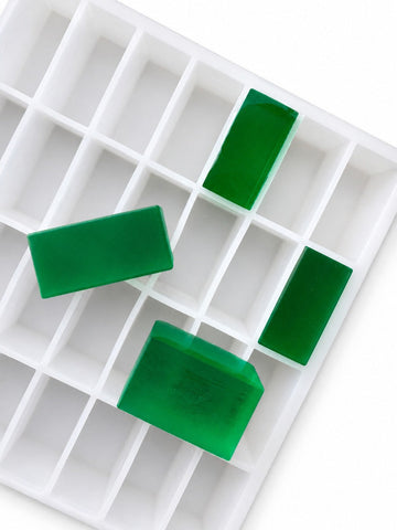 20-mL-Rechteck-Gummiform - 119 Kavitäten - Schrägansicht, mit smaragdgrünen Gummis, durchscheinend