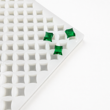 Nahaufnahme der 2-mL-Stern-Gummiform mit 192 Kavitäten und smaragdgrünen Gummies