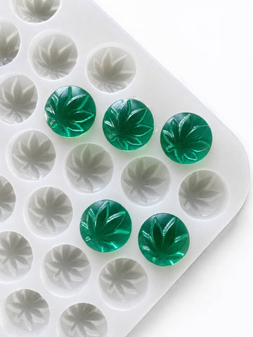 3.1-mL-Blatt-Gummiform, 185 Kavitäten — Schrägansicht mit smaragdgrünen Gummies