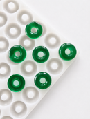 3.4-mL-Pfirsichring-Gummiform - 108 Kavitäten - Schrägansicht, mit smaragdgrünen Gummis, durchscheinend