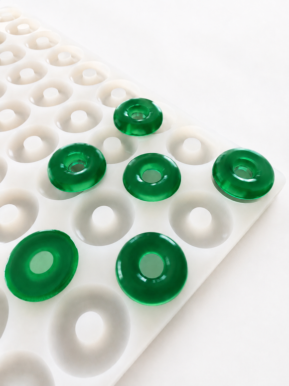 3.4-mL-Pfirsichring-Gummiform - 108 Kavitäten - Produktansicht, auf weißem Hintergrund, mit smaragdgrünen Gummis