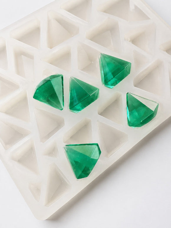 3.5-mL-Diamant-Gummiform - 173 Kavitäten - Schrägansicht, mit smaragdgrünen Gummis, durchscheinend