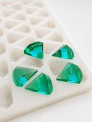 3.5-mL-Diamant-Gummiform - 173 Kavitäten - Schräg-Nahaufnahme, mit smaragdgrünen Gummis