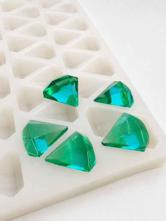 3.5-mL-Diamant-Gummiform - 173 Kavitäten - Schräg-Nahaufnahme, mit smaragdgrünen Gummis
