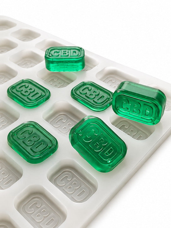 4-mL-Ziegel-Gummiform, 185 Kavitäten — seitliche Schrägansicht mit durchscheinenden smaragdgrünen CBD-Gummies