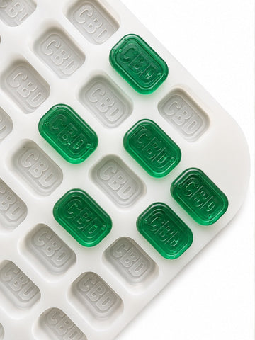4-mL-Ziegel-Gummiform, 185 Kavitäten — schräge Draufsicht mit smaragdgrünen CBD-Gummies