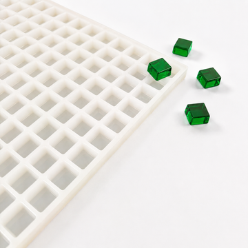 4-mL-Quadrat-Gummiform - 192 Kavitäten - Produktansicht, auf weißem Hintergrund, mit smaragdgrünen Gummis