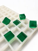 6-mL-Gummiform für quadratische Gummies, 165 Kavitäten — seitliche Schrägansicht; durchscheinende smaragdgrüne Würfel-Gummies; weißer Hintergrund