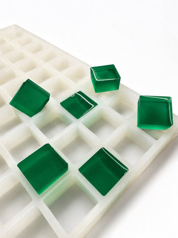 6-mL-Gummiform für quadratische Gummies, 165 Kavitäten — seitliche Schrägansicht; durchscheinende smaragdgrüne Würfel-Gummies; weißer Hintergrund