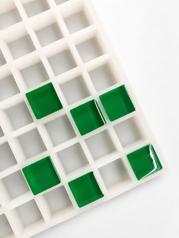6-mL-Gummiform für quadratische Gummies, 165 Kavitäten — schräge Draufsicht; smaragdgrüne quadratische Gummies; weißer Hintergrund