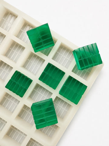 7.4-mL-Ziegel-Gummiform - 70 Kavitäten - Draufsicht, auf weißem Hintergrund, mit smaragdgrünen Gummis